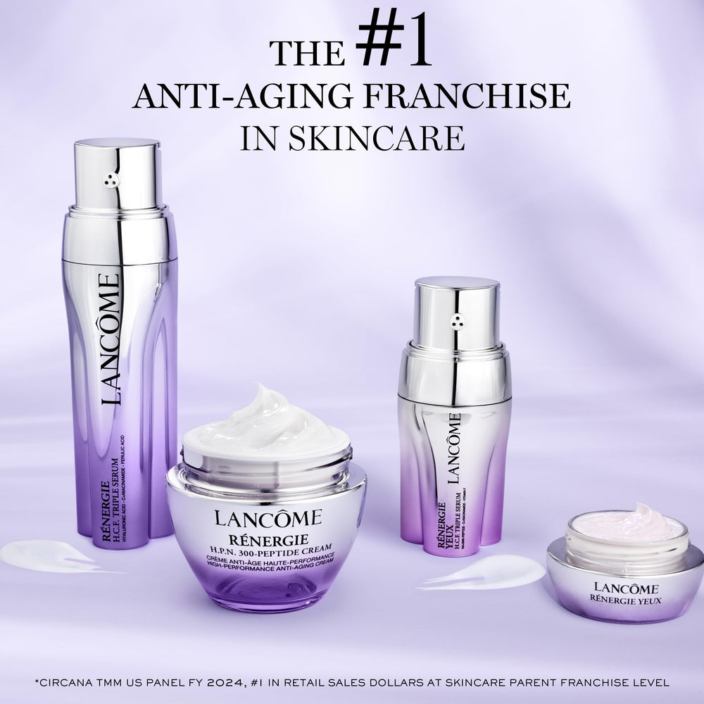 Aplicación suave alrededor del contorno de ojos con Lancôme Rénergie.
