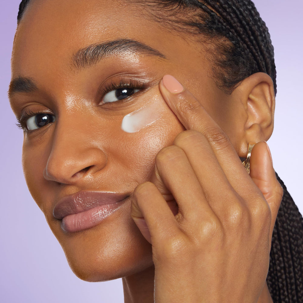 Hidratación continua de 24 horas con la crema de ojos Lancôme Rénergie.