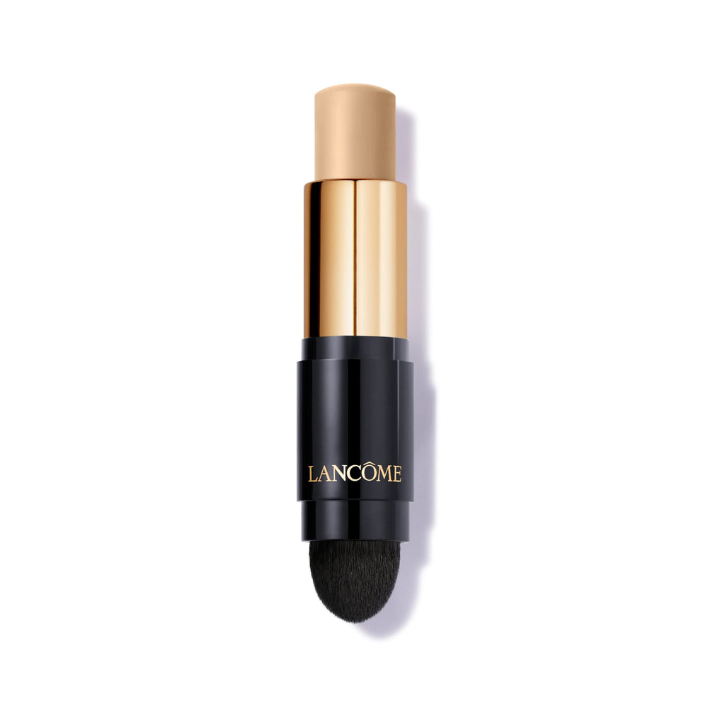 Lancôme Teint Idôle Ultra Wear Stick con brocha Kabuki integrada para un acabado uniforme durante el día.