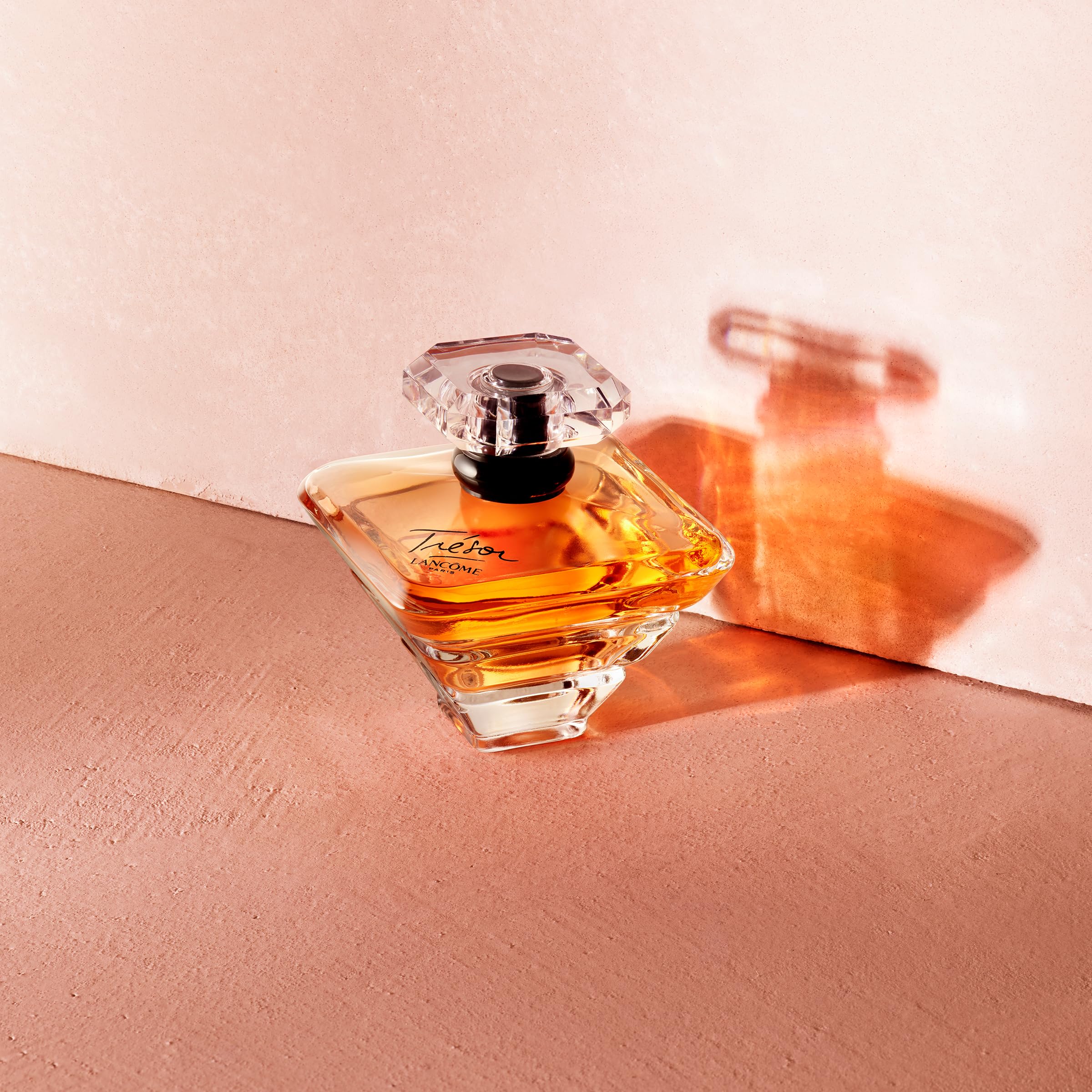 Lancôme Trésor – botella dorada y fragancia cálida, ideal para noches especiales