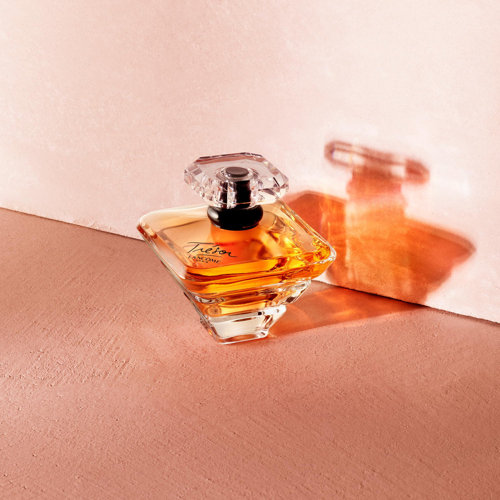 Lancôme Trésor – botella dorada y fragancia cálida, ideal para noches especiales