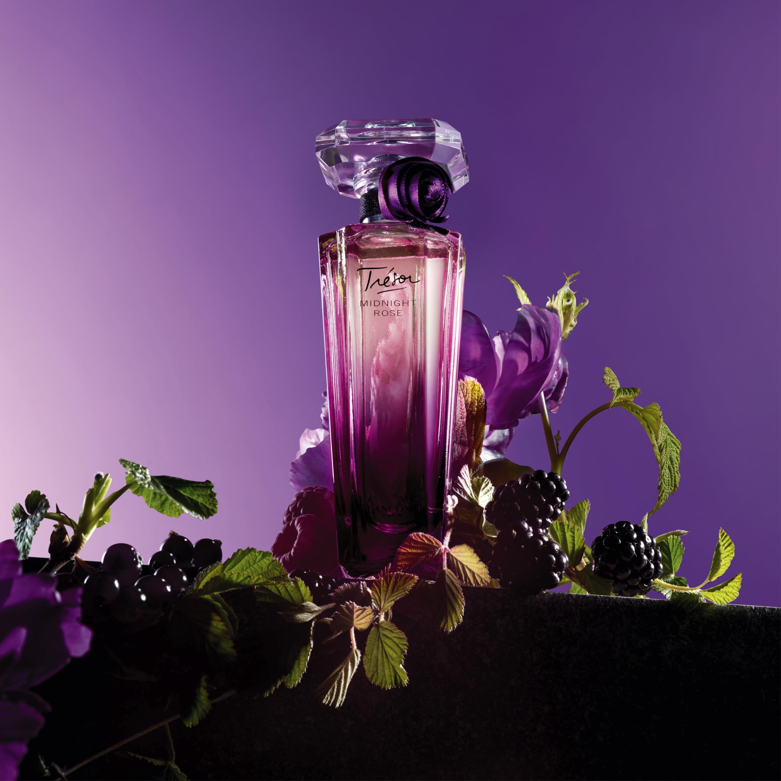 Lancôme Trésor Midnight captura una escena nocturna con un aroma envolvente.