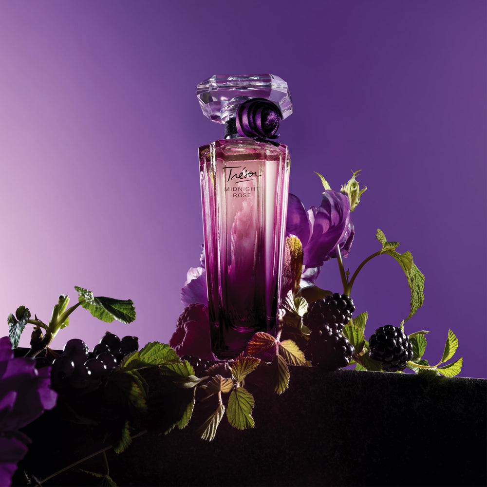 Lancôme Trésor Midnight captura una escena nocturna con un aroma envolvente.