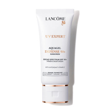 Lancôme UV Expert Defense, bote protector solar SPF50, ofrece hidratación ligera sin residuo.