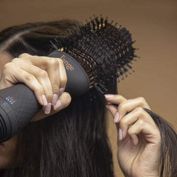 L'ANGE HAIR Le Volume: tecnología iónica y barril oval para brillo sin frizz.