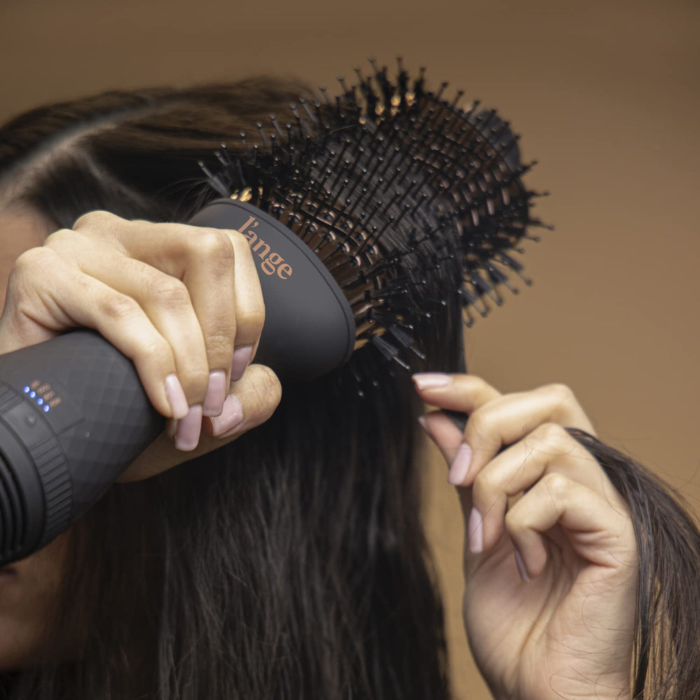 L'ANGE HAIR Le Volume: tecnología iónica y barril oval para brillo sin frizz.