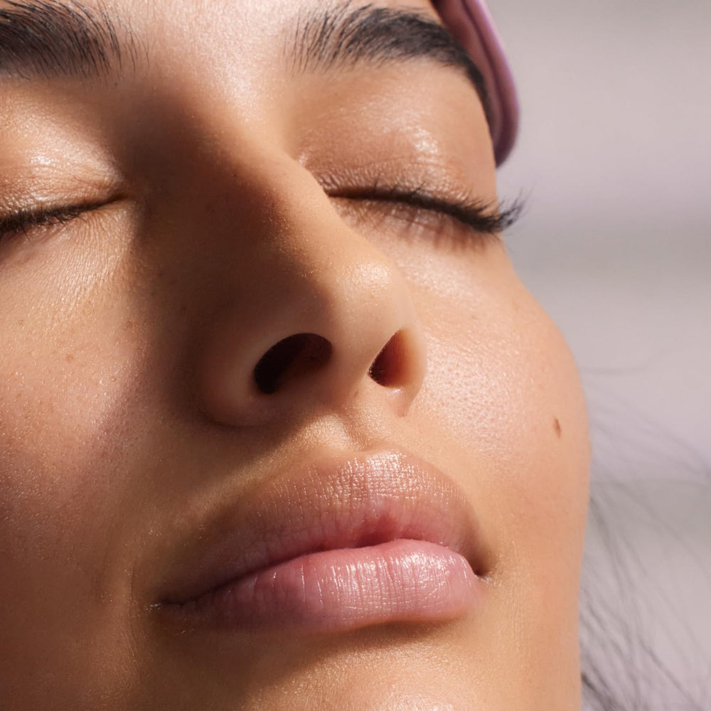 Lanolips aplicación nocturna que se absorbe sin grasa y nutre durante la noche.