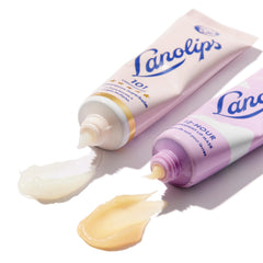 Application du baume Lanolips 101 sur les lèvres pour hydratation durable.