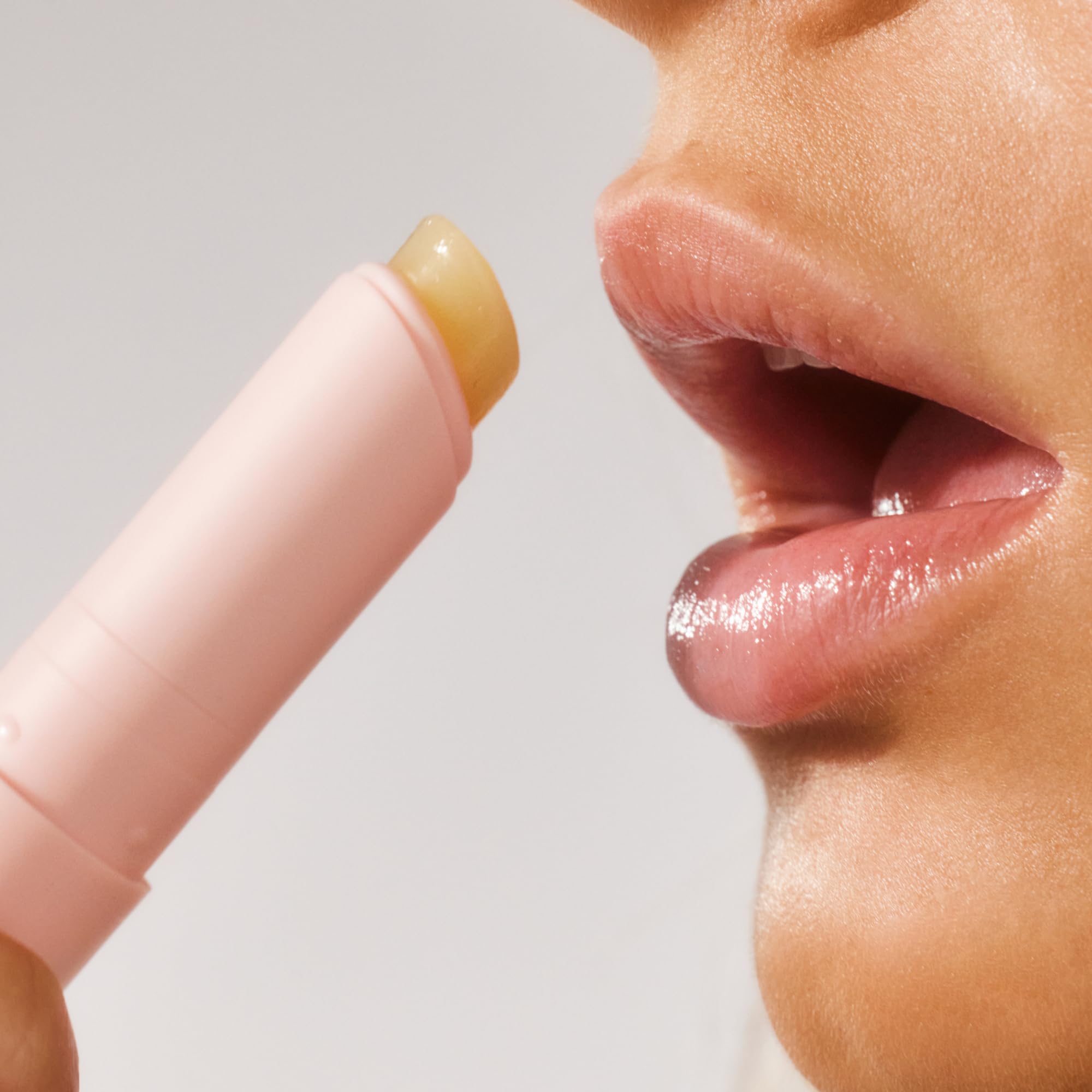 Lanolips Lanostick aplicación suave para labios resecos y cómodos.