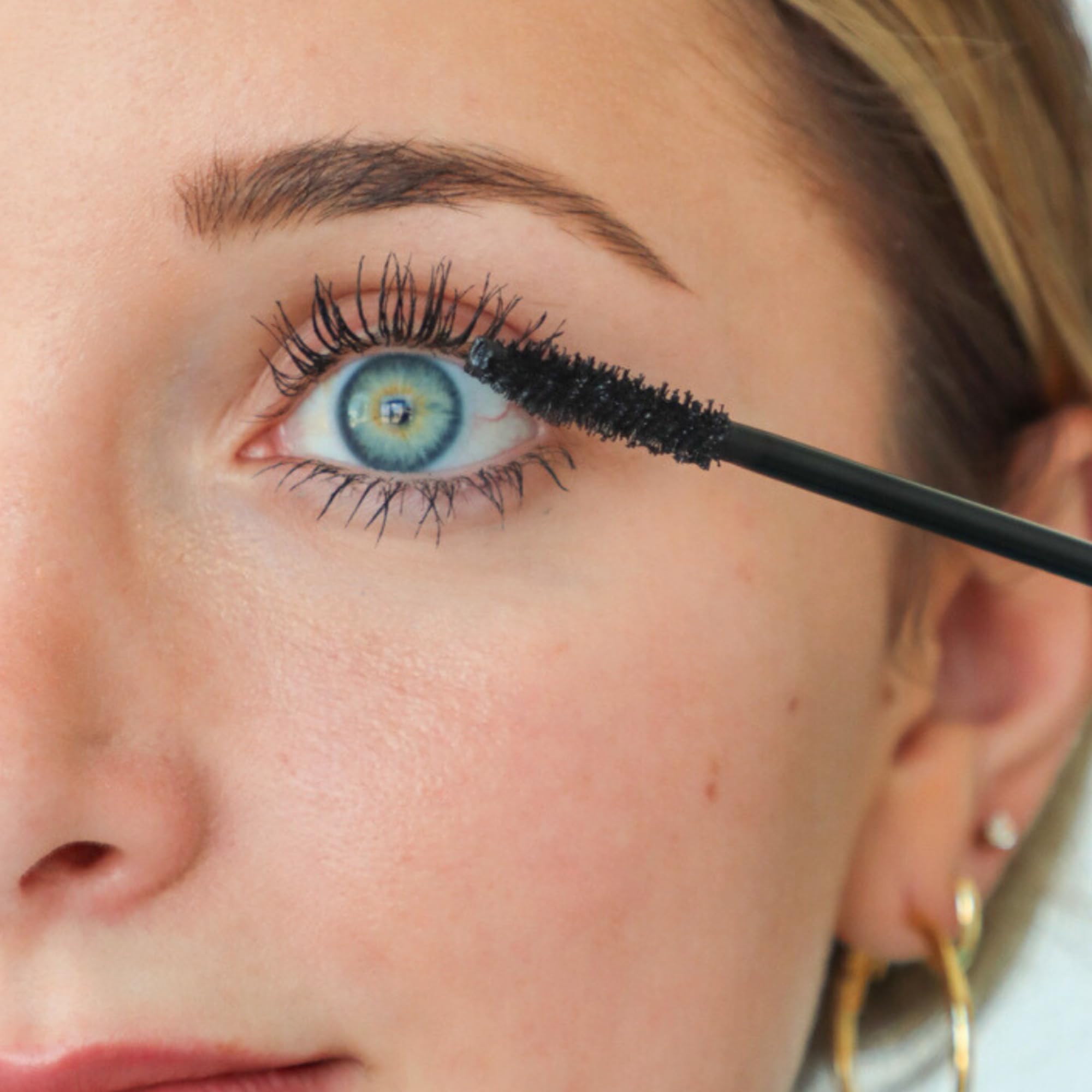Lash Next Door Mascara, aplicación suave y sin grumos para un look definido.