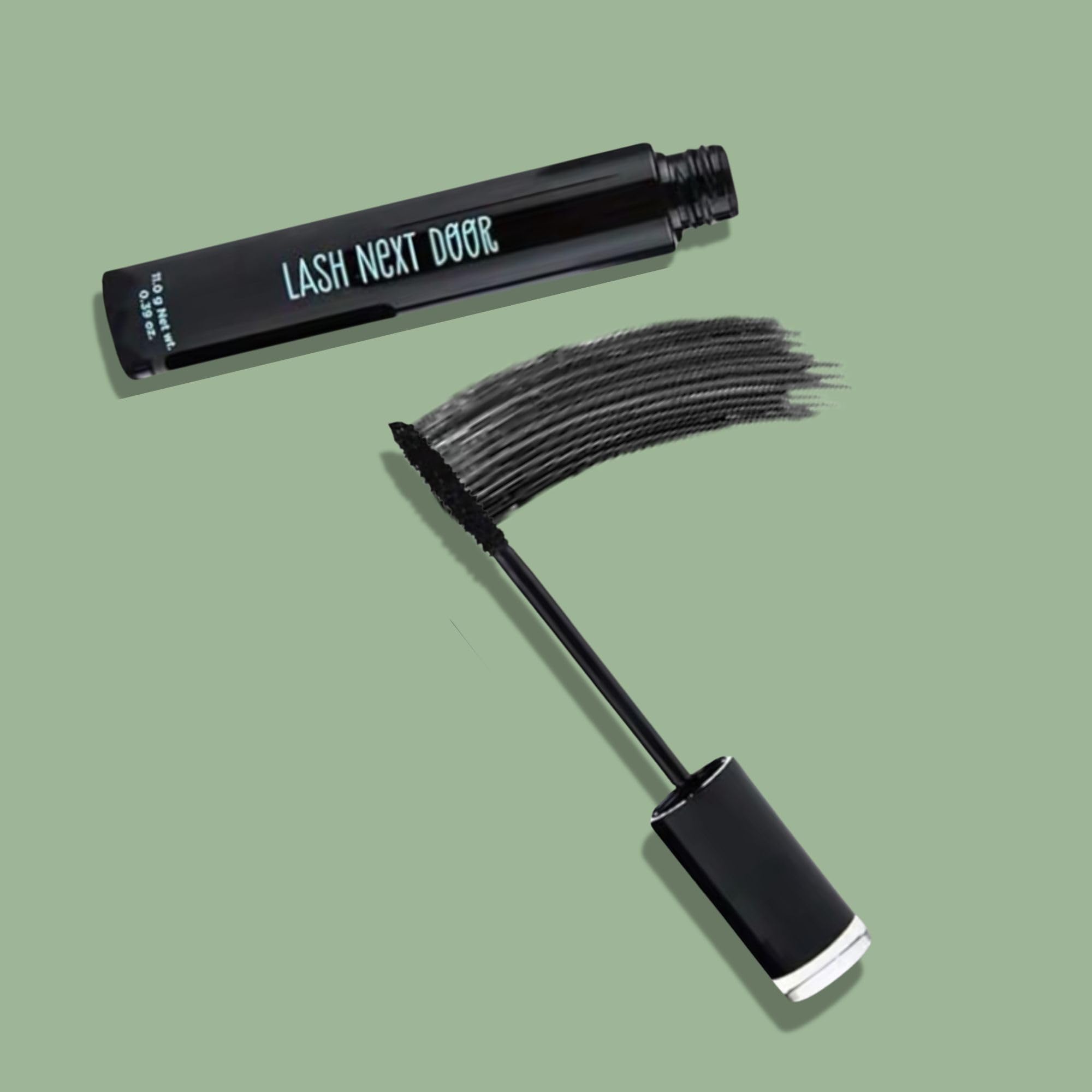 Lash Next Door, empaque de diseño lujoso para estética en tocador.
