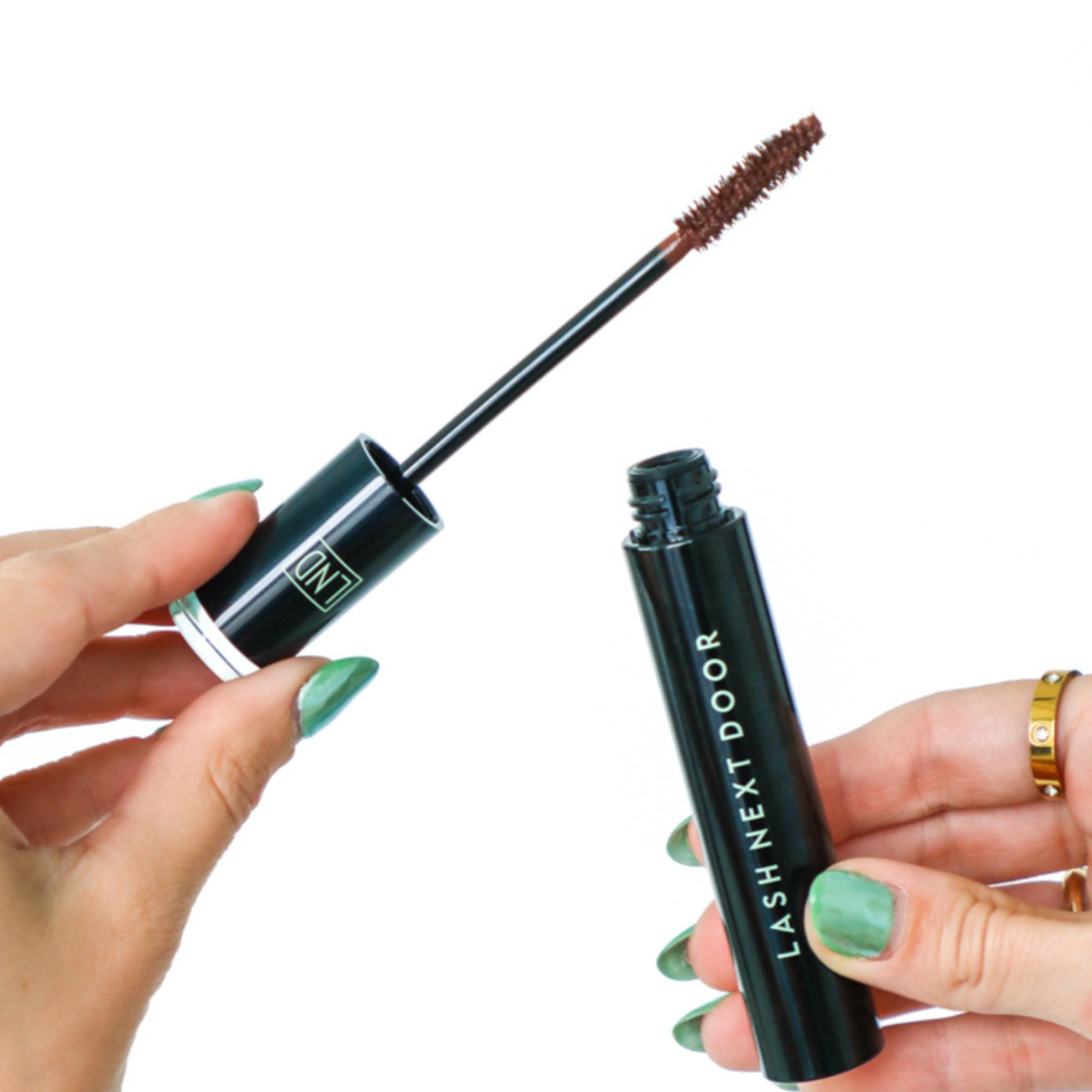 Lash Next Door Espresso Mascara: tubo compacto para transporte diario