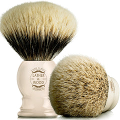 Brocha de tejon puro de Lather & Wood para un afeitado suave y cómodo.