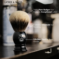La brocha Lather & Wood tejon retiene agua para espumas ricas.