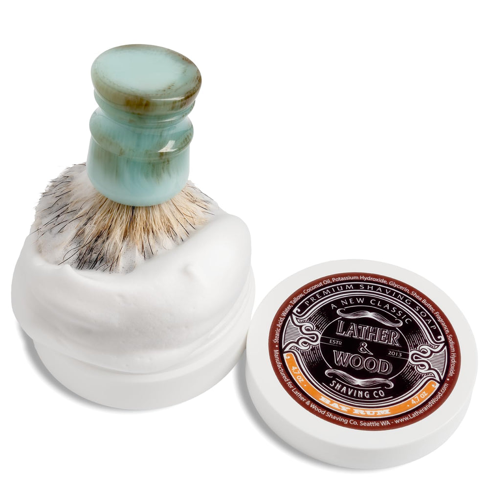 Lather & Wood Shaving Co Jabón Bay Rum aroma cálido para experiencia de afeitado.