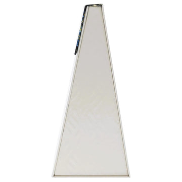 Notas base: ámbar y cedro; ideal para momentos nocturnos y presencia duradera.