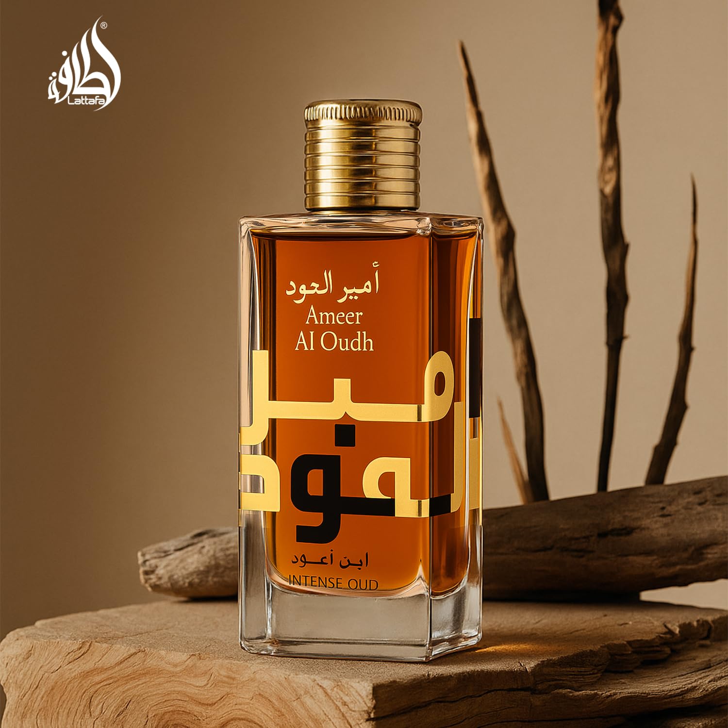 Lattafa Ameer Al Oud Intense, frasco que sugiere notas ahumadas.