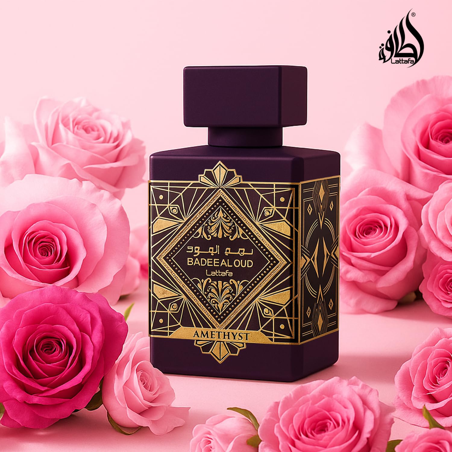 Lattafa Bade'e Al Oud Amethyst, frasco visto de lado resalta su color.