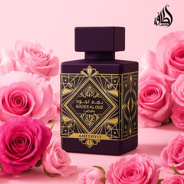 Lattafa Bade'e Al Oud Amethyst, frasco visto de lado resalta su color.