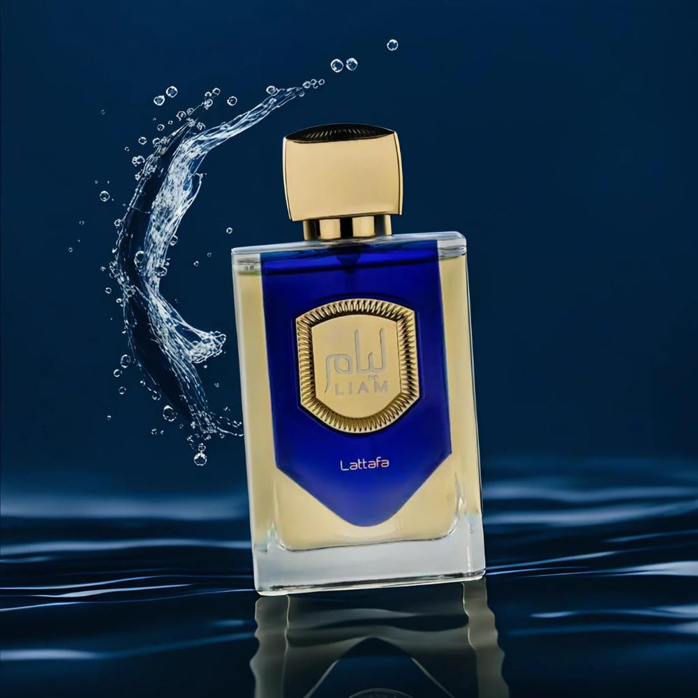 Lattafa Liam Blue Shine: atomizador en uso para una aplicación suave