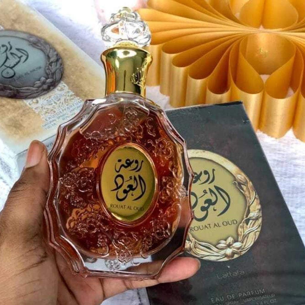 Lattafa Rouat Al Oud, frasco detalle resalta notas amaderadas y especias.
