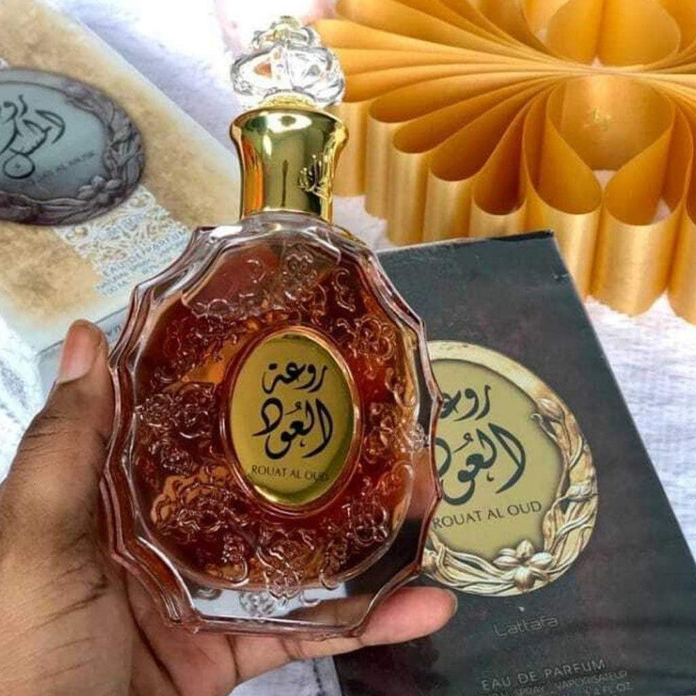 Lattafa Rouat Al Oud, frasco detalle resalta notas amaderadas y especias.