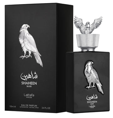 Lattafa Shaheen Silver: mano sosteniendo la botella, experiencia unisex.