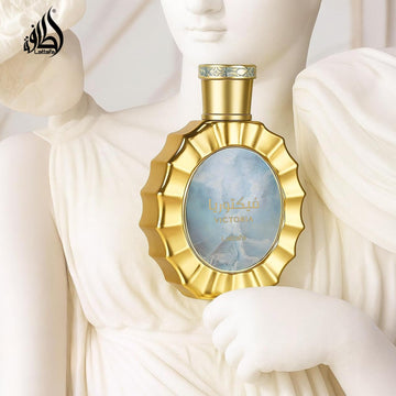 Lattafa Victoria, botella en entorno de lujo, complemento perfecto para tocador.