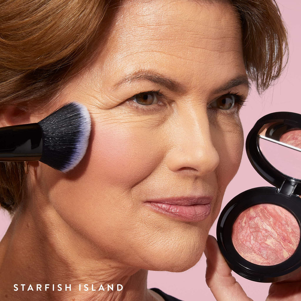 Laura Geller Blush Marbleizado, empaque compacto ideal para retoques en cualquier lugar.