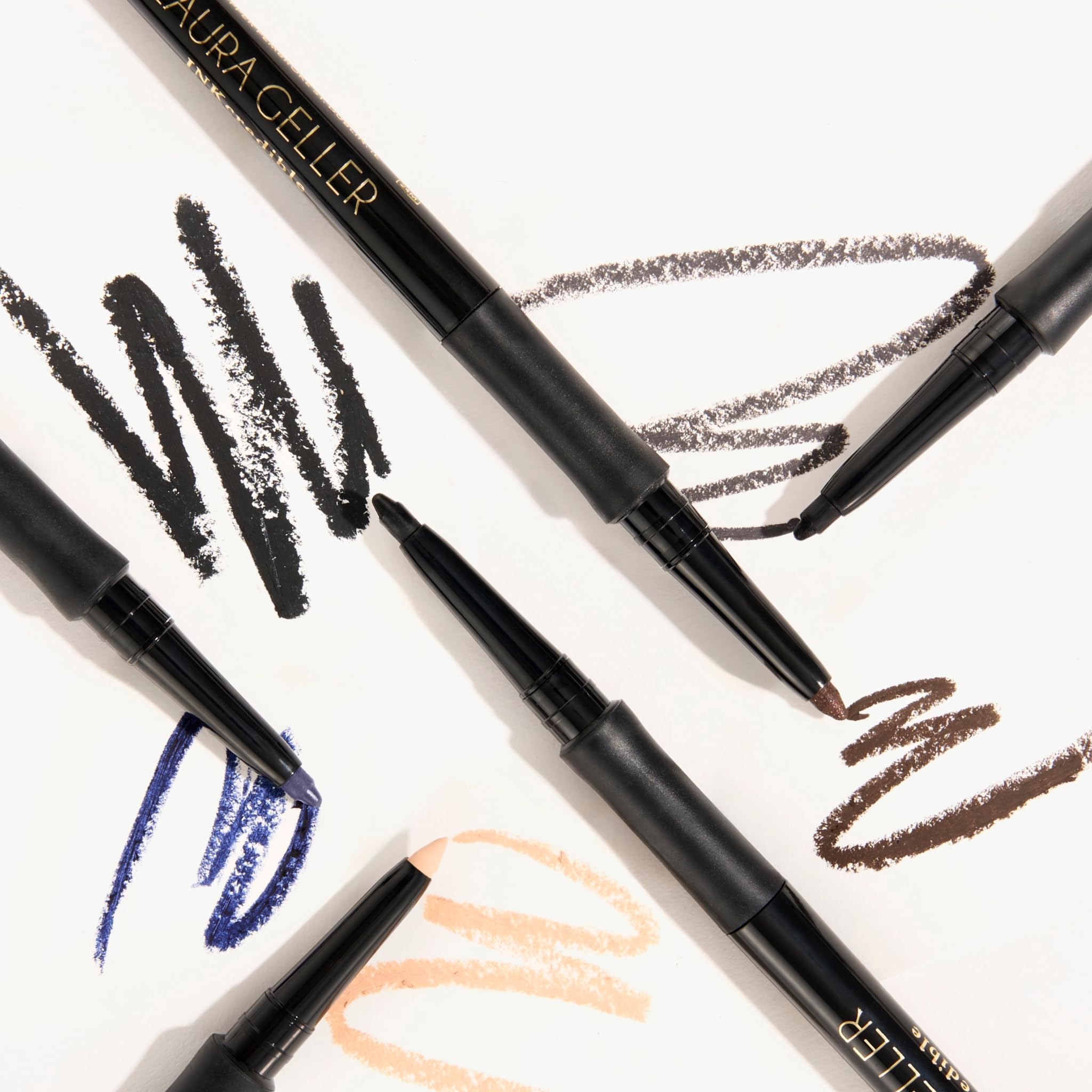 Delineador gel Laura Geller Olivo Mi Amor, look dramático con líneas definidas.