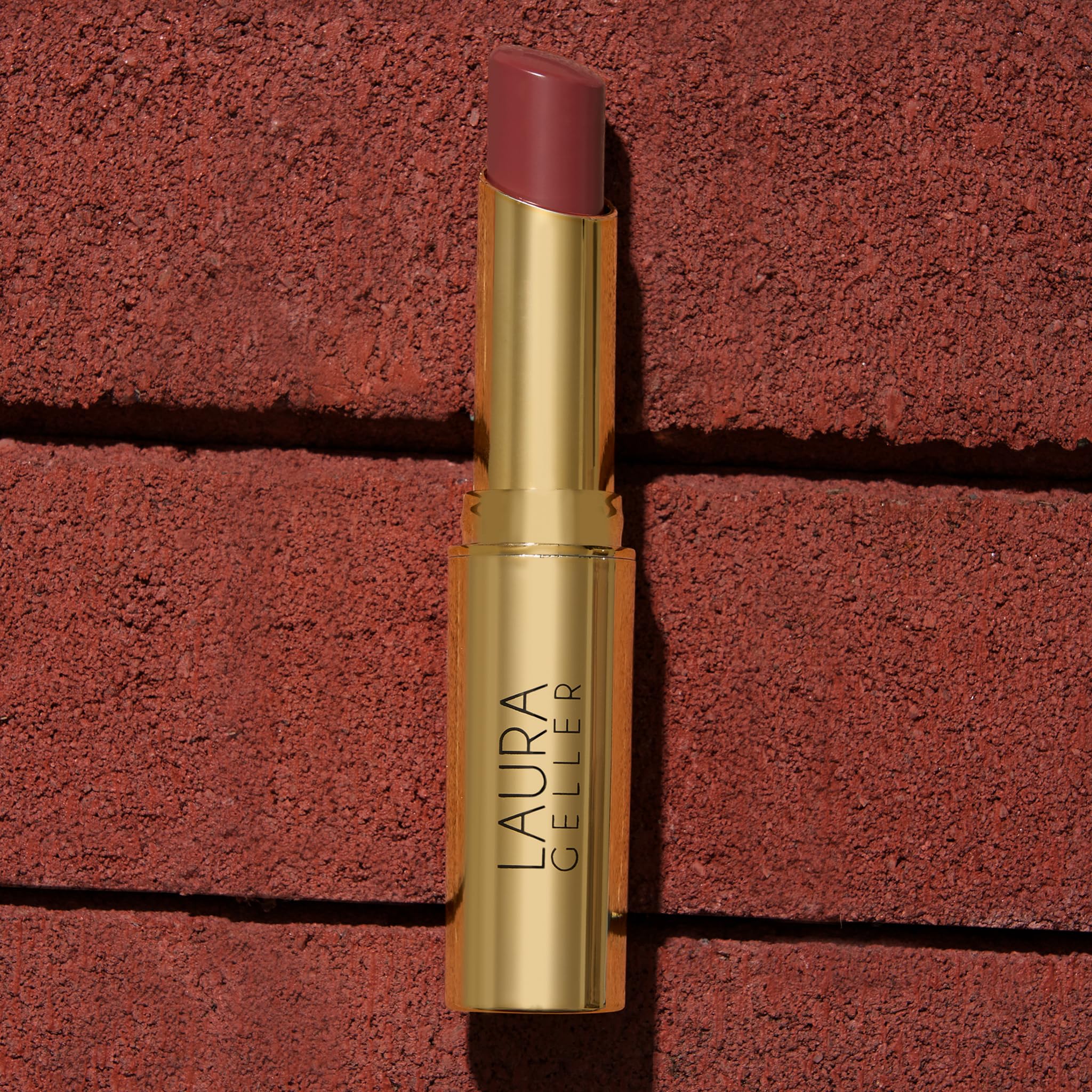 LAURA GELLER Jelly Balm hidrata los labios con efecto duradero.