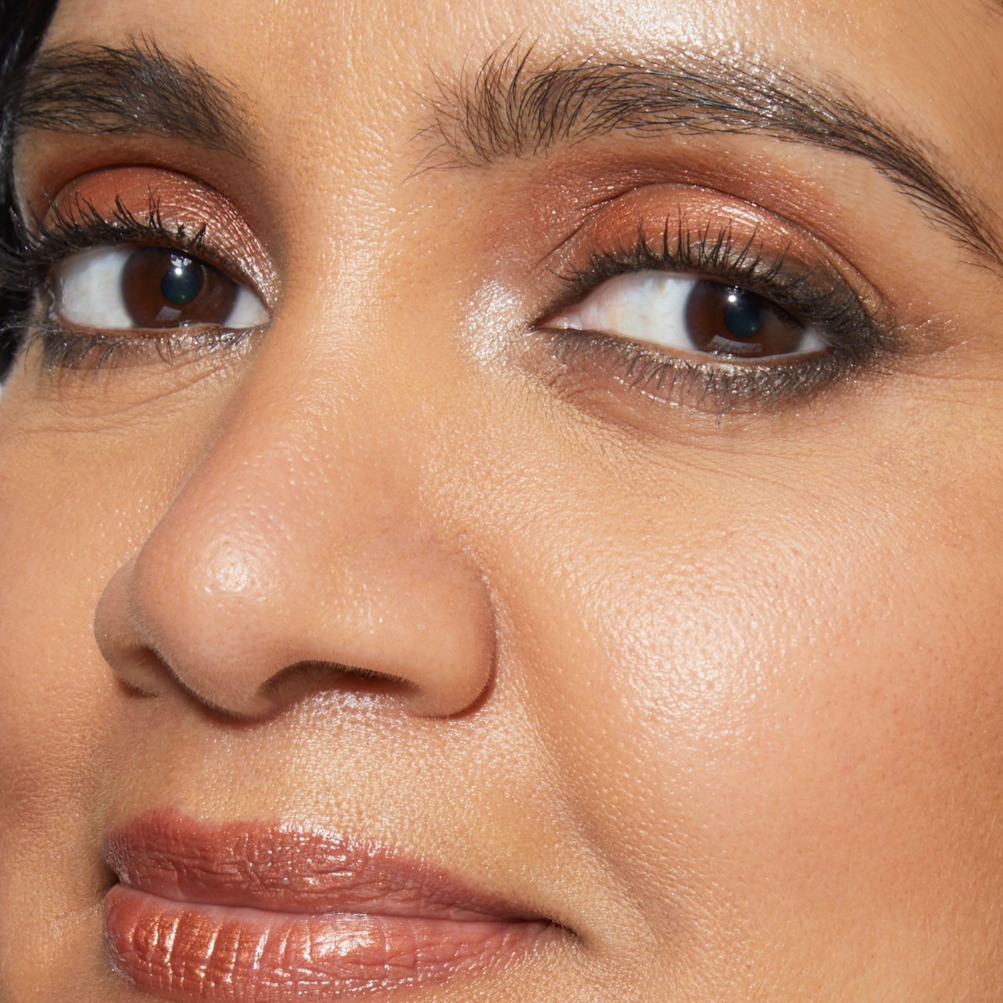 Accentuation des yeux Laura Geller New York pour regard plus profond.