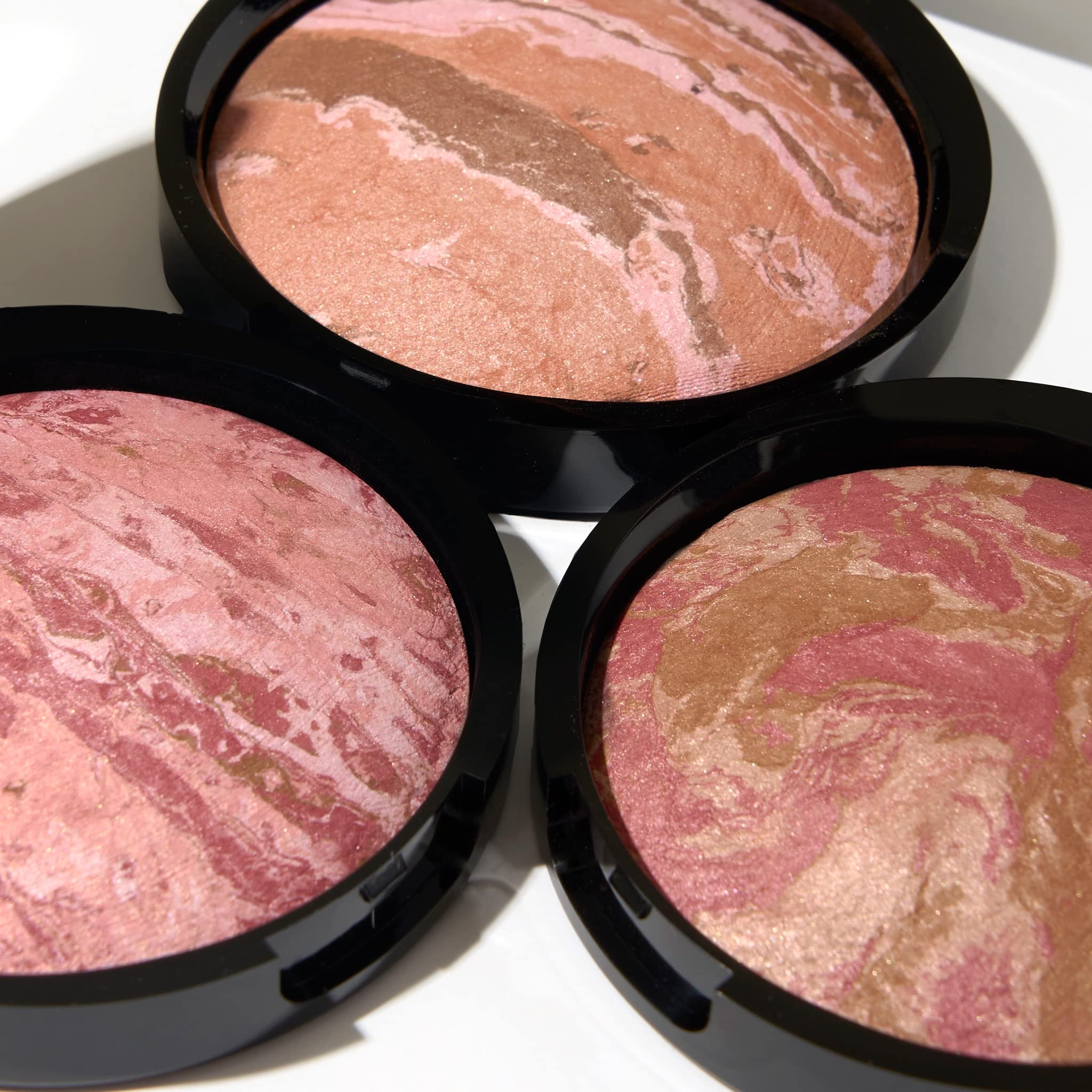 Laura Geller New York Baked Blush-n-Bronze: aplicación con brocha para difuminar.