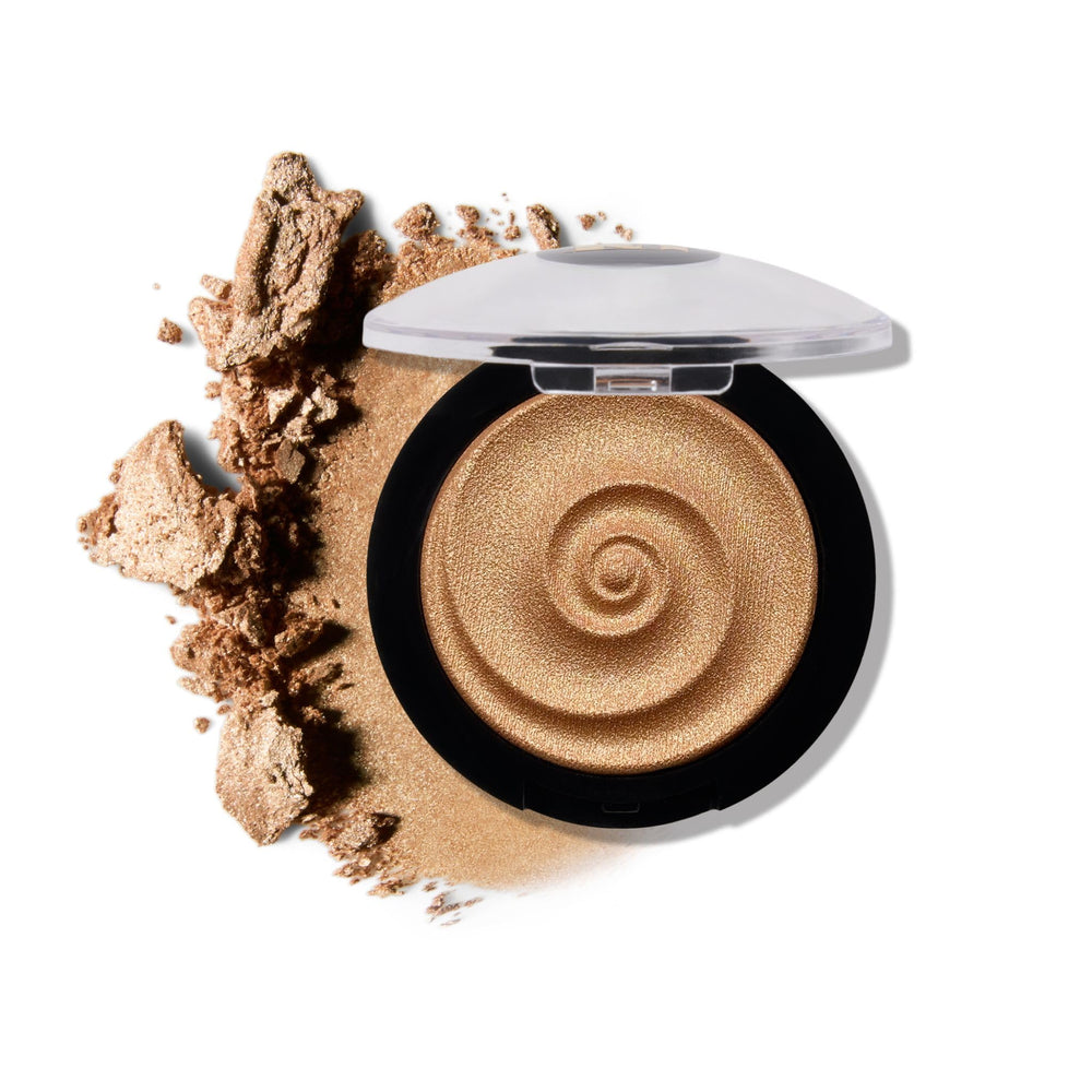 Laura Geller New York Baked Gelato Swirl iluminador gilded honey aplicado en pómulos para brillo suave