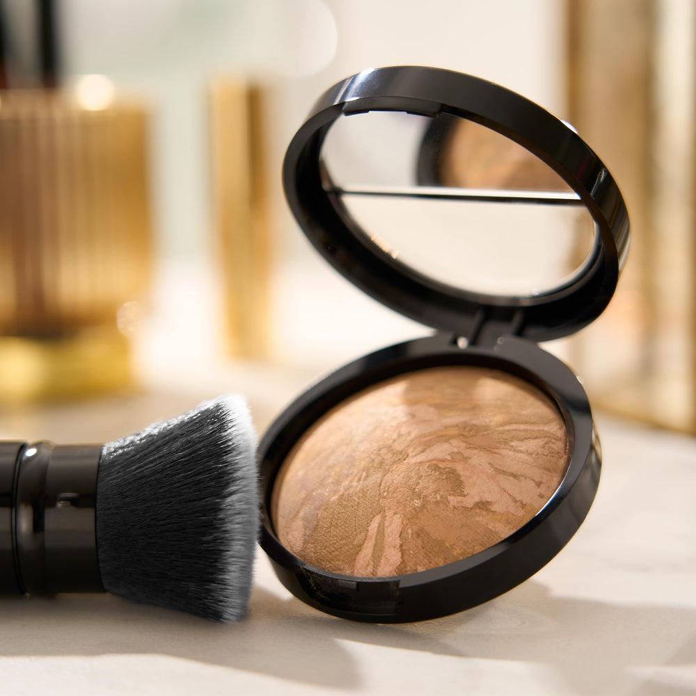  Laura Geller New York Balance convient à peau olive dorée avec sous tons dorés.