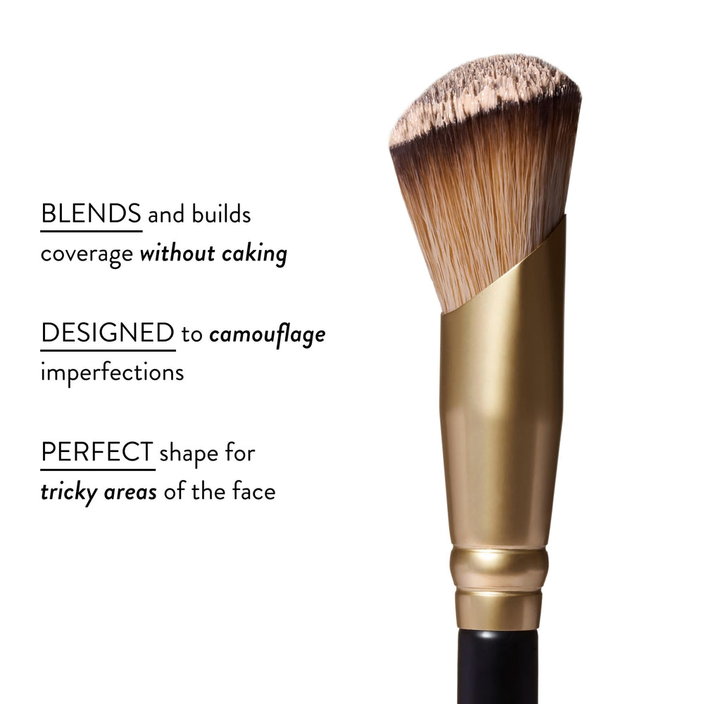 Brocha angular de Laura Geller New York que difumina con facilidad.