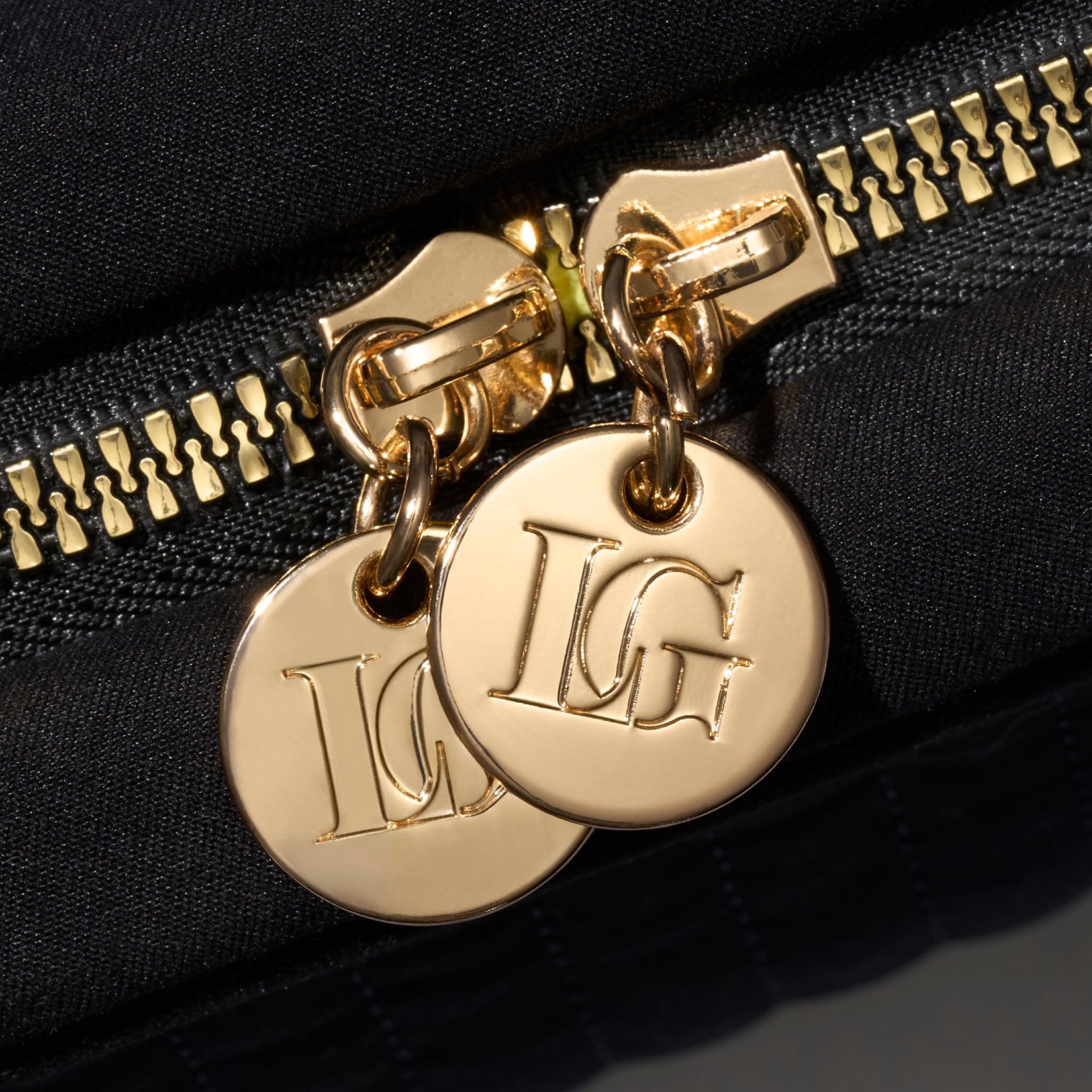 Compartiments intérieurs du sac maquillage pliable Laura Geller New York, organisation efficace en voyage.