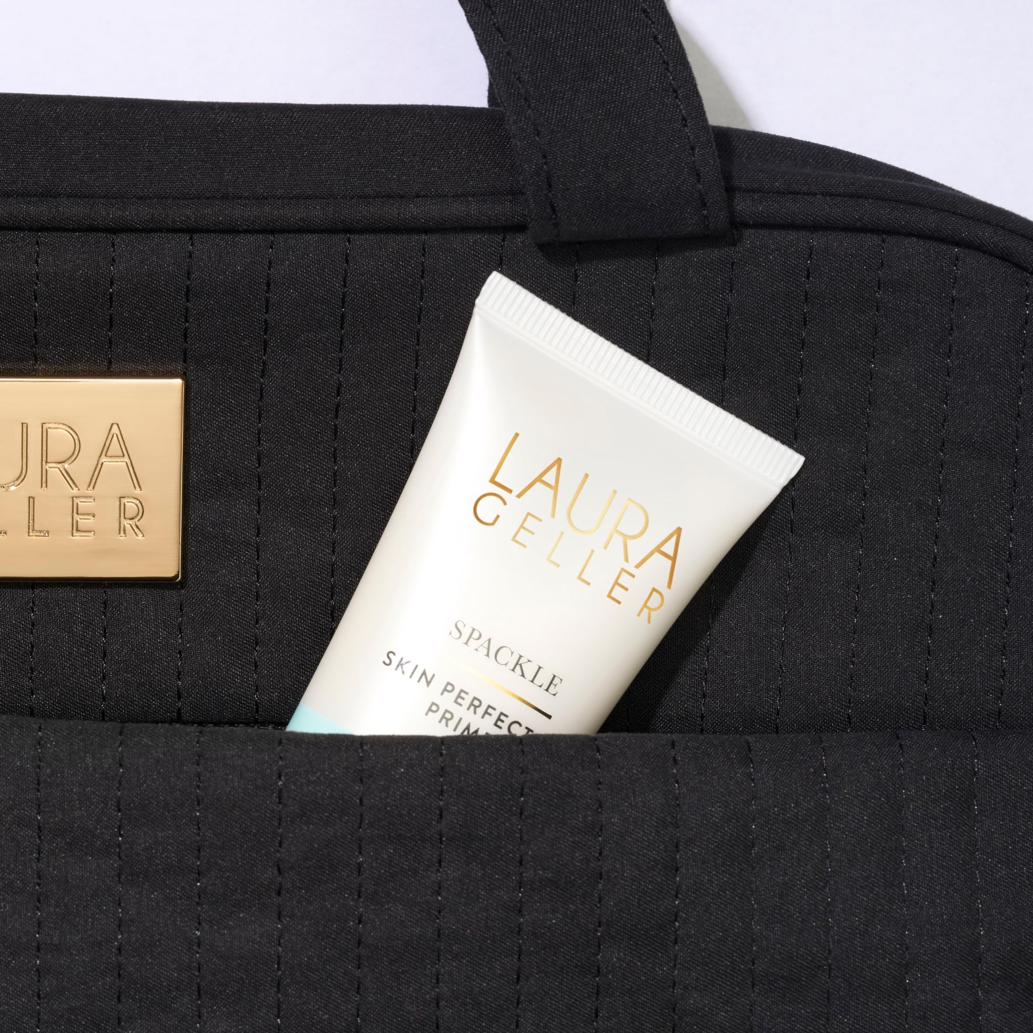 Design pliable et compact du sac maquillage Laura Geller New York, rangement facile.