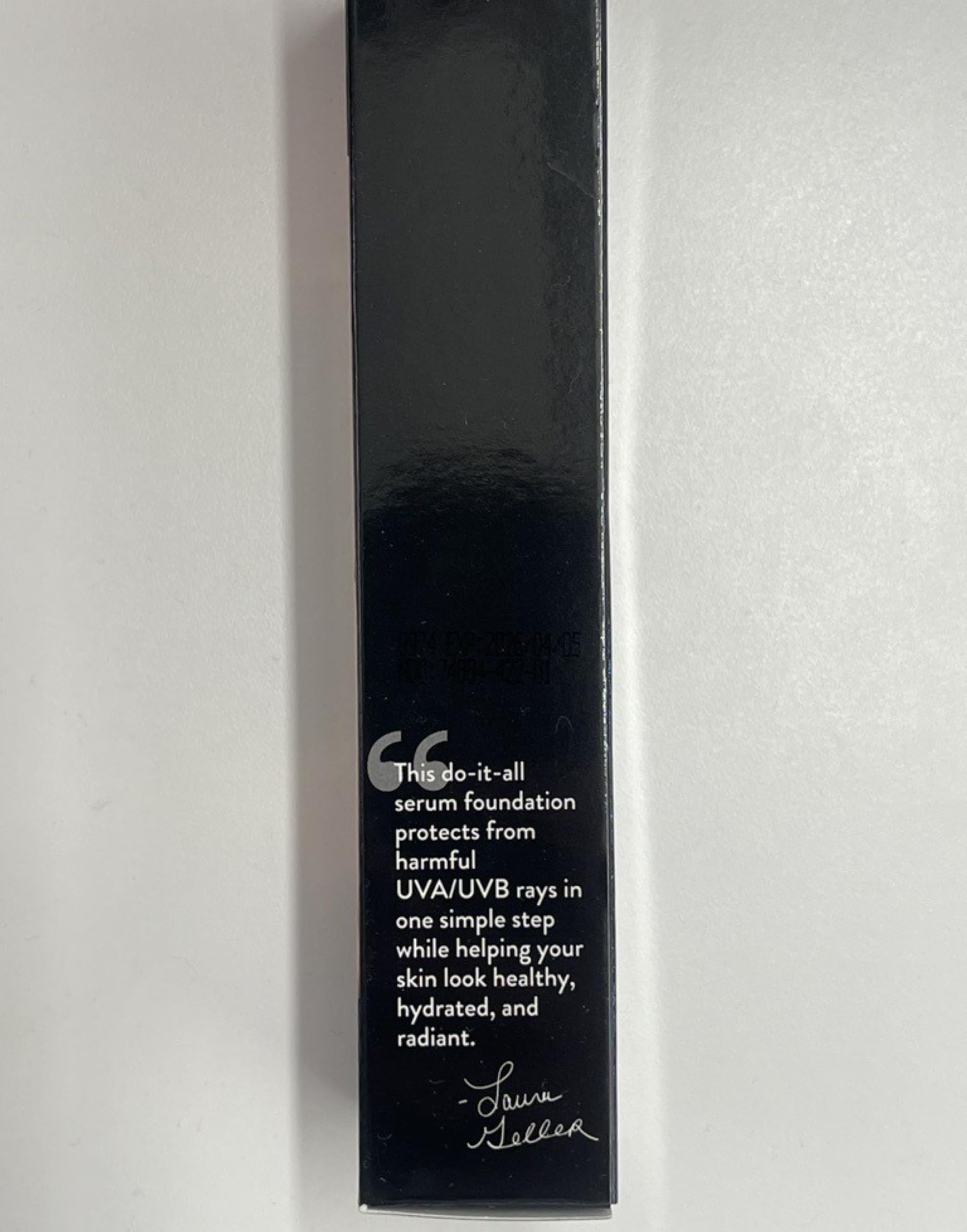 LAURA GELLER NEW YORK: texture légère qui hydrate et illumine le teint.