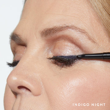 LAURA GELLER NEW YORK Inkcredible Gel Eyeliner Indigo Night aplicación precisa y controlada.
