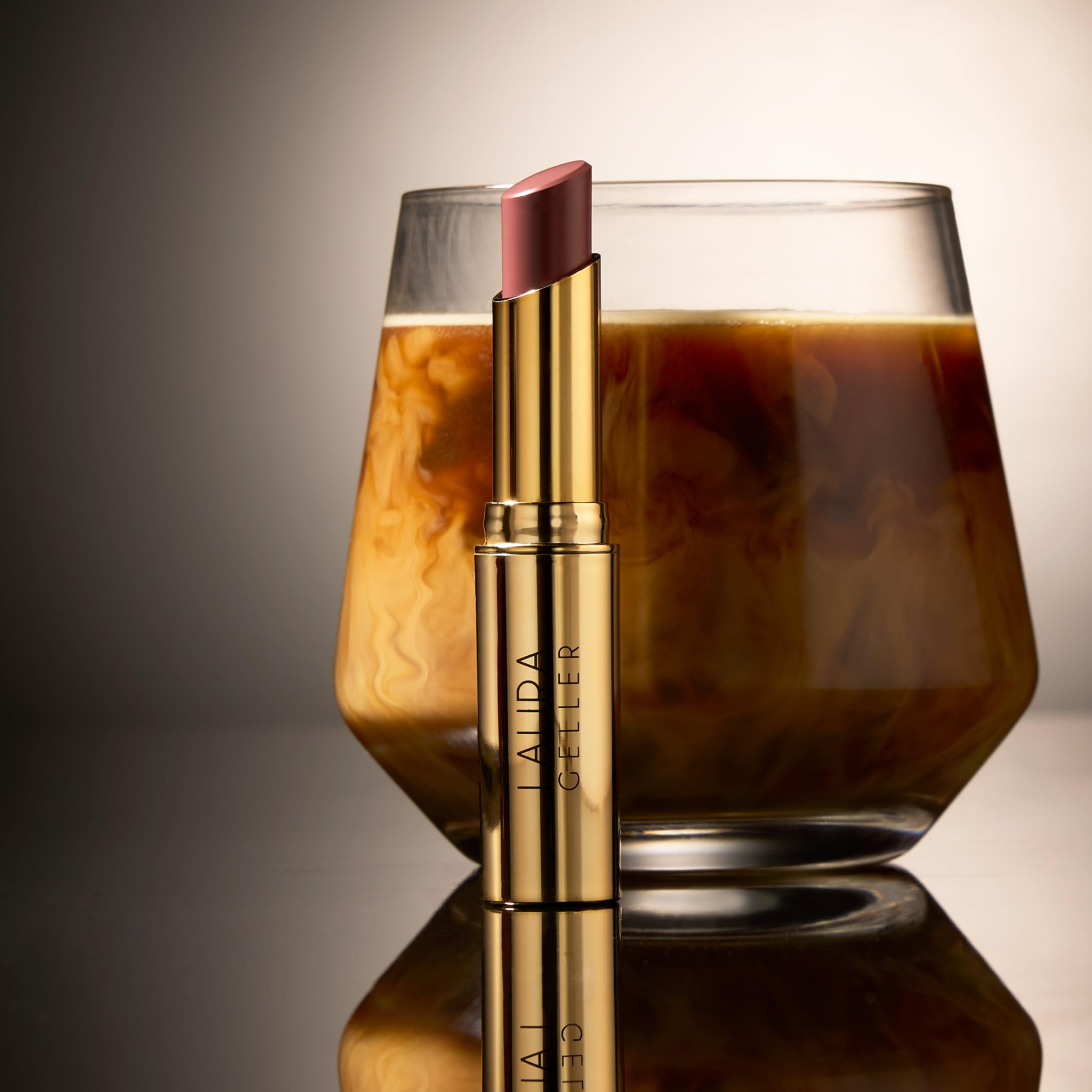 Uso diario recomendado para mantener labios nutridos durante el día.