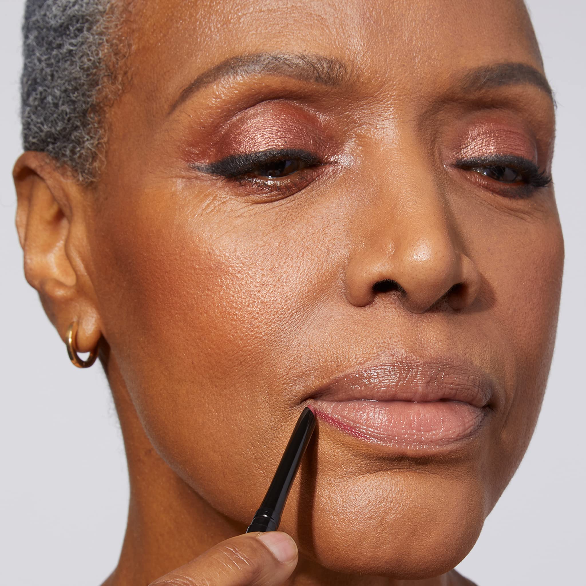 Aplicación sobre labios desnudos con delineador Laura Geller New York.