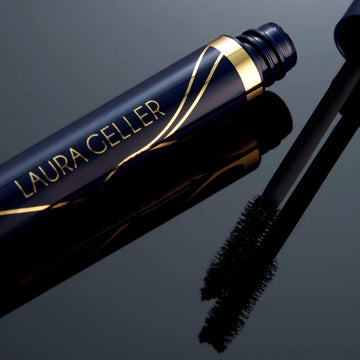Laura Geller New York Mascara: acabado oscuro profundo para una mirada intensa.