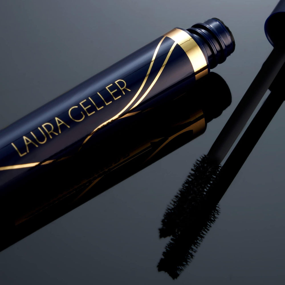 Laura Geller New York Mascara: acabado oscuro profundo para una mirada intensa.