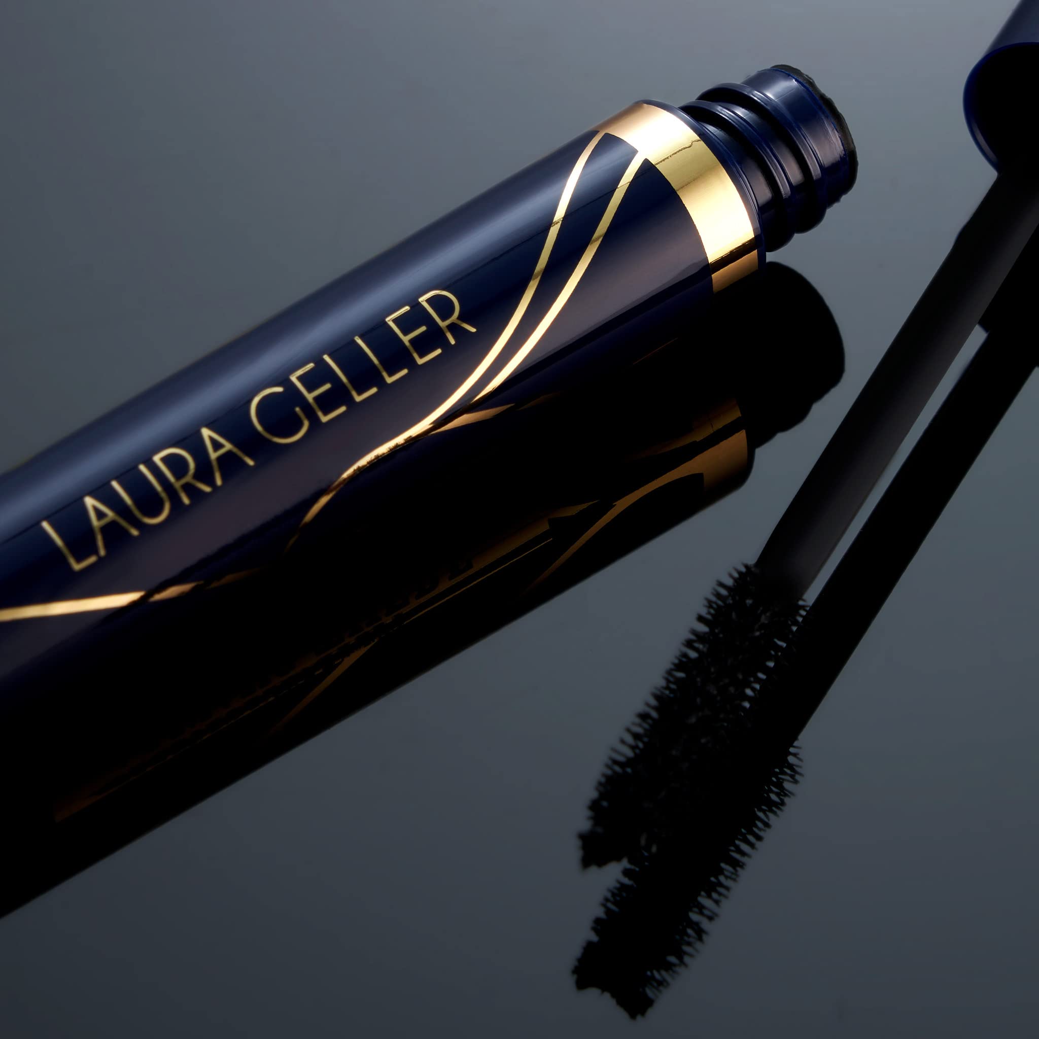 Laura Geller New York Mascara: empaque compacto ideal para viaje y bolso.