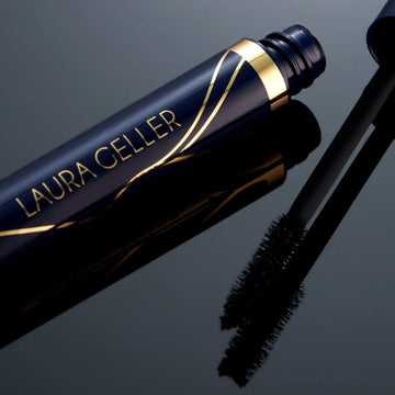 Laura Geller New York Mascara: empaque compacto ideal para viaje y bolso.
