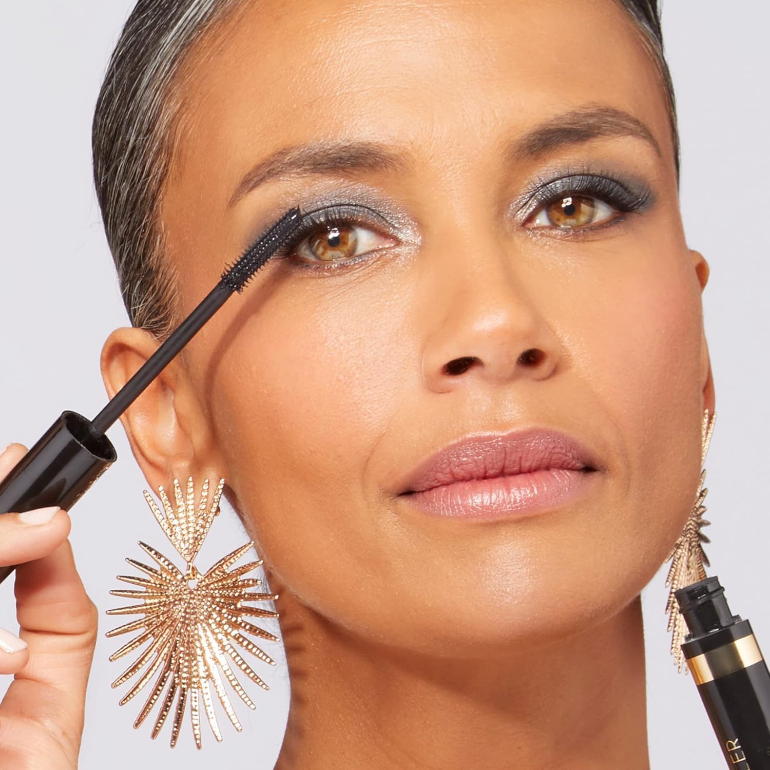 Cepillo curvante de Laura Geller New York Mascara Kajal logra rizo duradero.