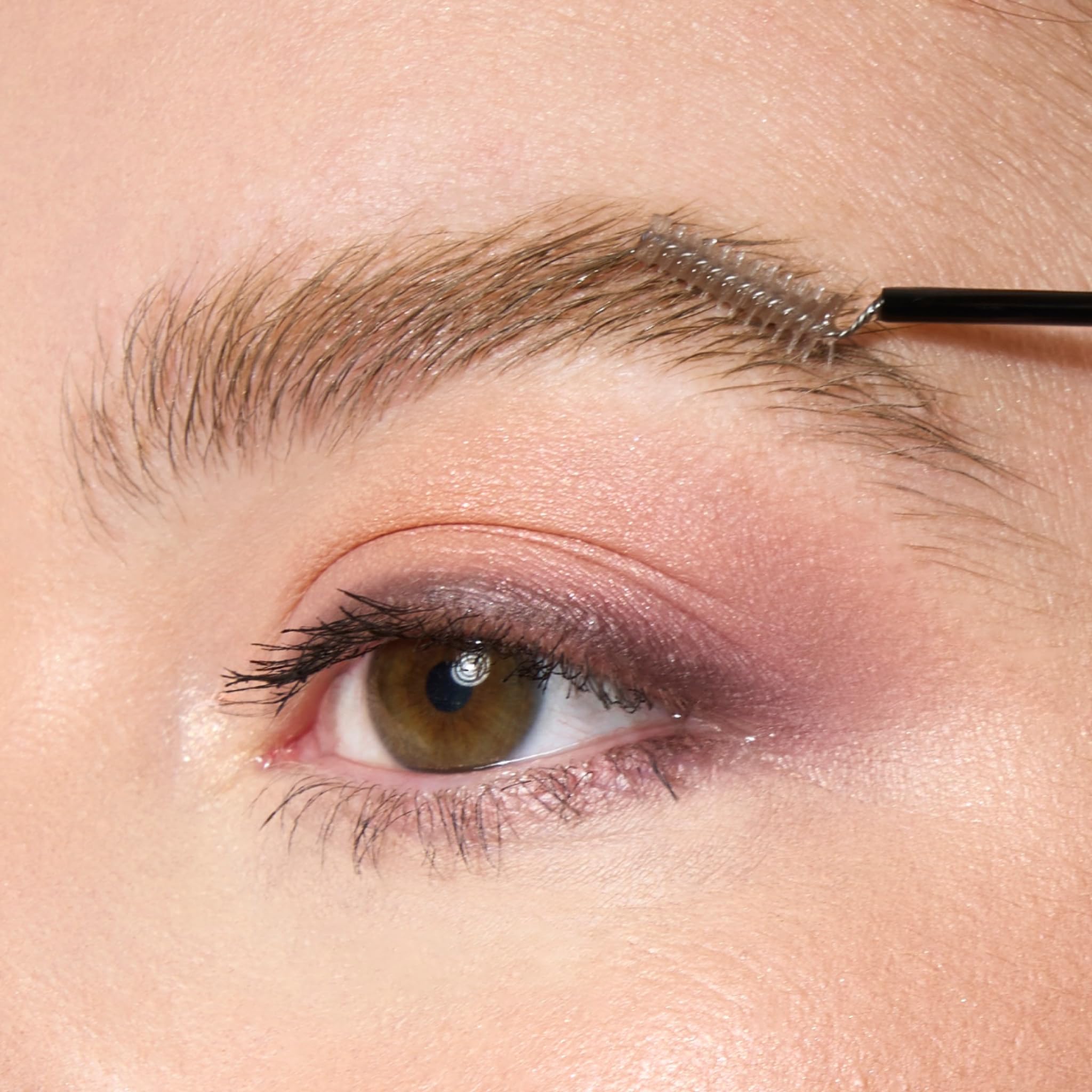 Laura Geller Sculpt-n-Stay: aplicación precisa para cejas definidas sin pelusas.