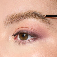 Laura Geller Sculpt-n-Stay: aplicación precisa para cejas definidas sin pelusas.