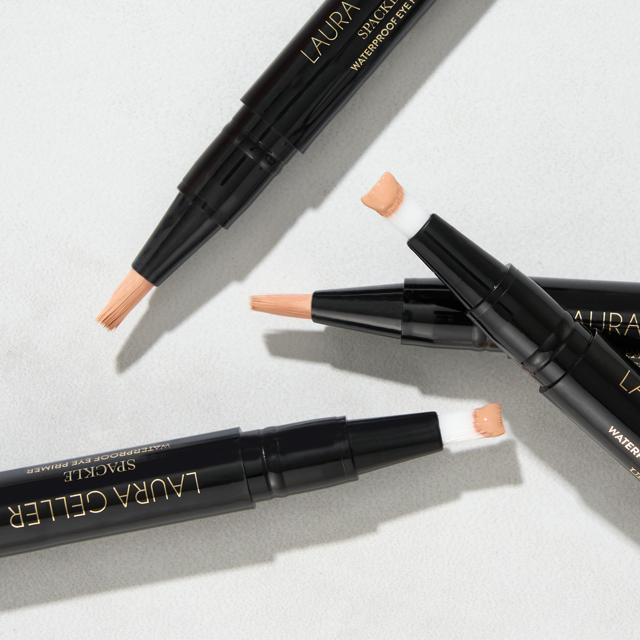 Primer de ojos de LAURA GELLER NEW YORK, acabado neutro mejora la duración de sombras.
